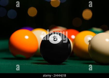 Diverse palle da biliardo sul tavolo verde Foto Stock
