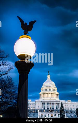 Vista del Campidoglio degli Stati Uniti con luce di strada con aquila americana in primo piano Foto Stock