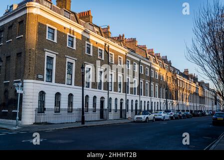 Trinity Church Square fiancheggiata da case cittadine georgiane con terrazza, Southwark, Londra, Inghilterra, Regno Unito Foto Stock