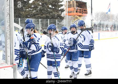 I membri della squadra di hockey Jamestown Blue Jays girls lasciano il ghiaccio dopo la loro partita nell'evento di hockey all'aperto del North Dakota del 3rd a Jamestown, North Dakota. Le squadre di hockey dei giovani, delle scuole superiori e dei college di tutto il North Dakota hanno gareggiato in due giorni. Di Russell Hons/CSM Foto Stock