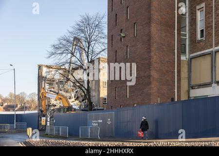 lavori di demolizione in corso di esecuzione su vecchi edifici di consiglio Foto Stock