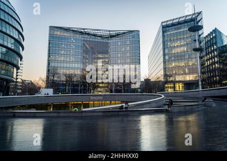 Passeggiata sul lungofiume abbandonata di Southbank vicino al Municipio, Londra, Inghilterra, Regno Unito Foto Stock