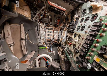 Interno angusti della capsula di Mercurio, ma-6, amicizia 7 nave spaziale orbitale con equipaggio pilotato dall'astronauta americano John Glenn nel 1962 Foto Stock