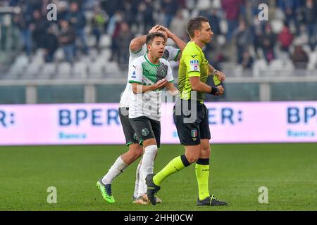Torino, Italia. 23rd Jan 2022. L'arbitro Francesco Fourneau ha visto durante la serie una partita tra Torino e Sassuolo allo Stadio Olimpico di Torino. (Photo Credit: Gonzales Photo/Alamy Live News Foto Stock