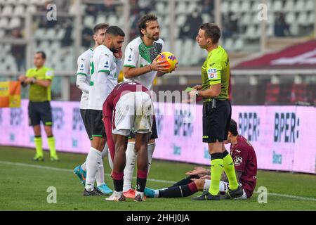 Torino, Italia. 23rd Jan 2022. L'arbitro Francesco Fourneau ha visto durante la serie una partita tra Torino e Sassuolo allo Stadio Olimpico di Torino. (Photo Credit: Gonzales Photo/Alamy Live News Foto Stock
