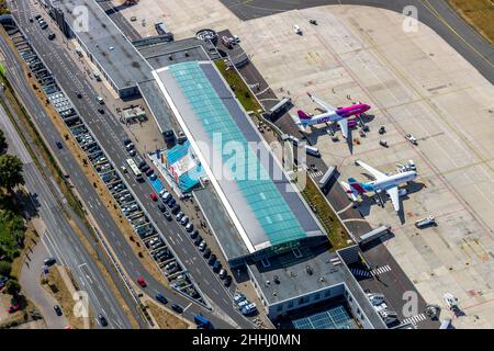 Vista aerea, aeroporto di Dortmund con edificio della reception e terminal, Eurowings e Wizz Air Aircraft, Dortmund, Renania settentrionale-Vestfalia, tedesco Foto Stock