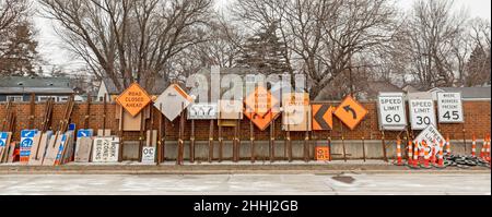 Madison Heights, Michigan - segnali stradali e barriere per un progetto di costruzione di autostrade immagazzinato lungo un'autostrada interstatale nel suburbano Detroit. Foto Stock