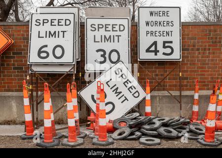 Madison Heights, Michigan - segnali stradali e barriere per un progetto di costruzione di autostrade immagazzinato lungo un'autostrada interstatale nel suburbano Detroit. Foto Stock