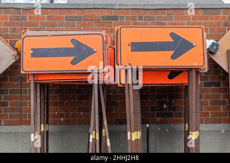 Madison Heights, Michigan - segnali stradali e barriere per un progetto di costruzione di autostrade immagazzinato lungo un'autostrada interstatale nel suburbano Detroit. Foto Stock