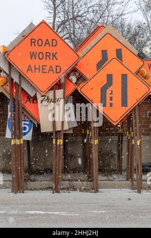 Madison Heights, Michigan - segnali stradali e barriere per un progetto di costruzione di autostrade immagazzinato lungo un'autostrada interstatale nel suburbano Detroit. Foto Stock