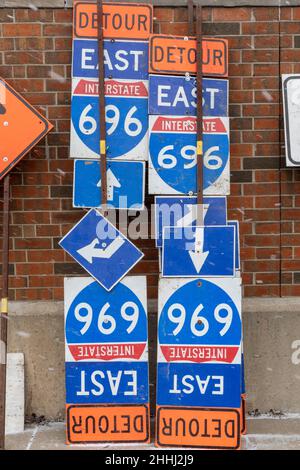 Madison Heights, Michigan - segnali stradali e barriere per un progetto di costruzione di autostrade immagazzinato lungo un'autostrada interstatale nel suburbano Detroit. Foto Stock