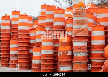 Madison Heights, Michigan - segnali stradali e barili arancioni per un progetto di costruzione di autostrade immagazzinato lungo una interstate Highway nel suburbano Detroit. Foto Stock