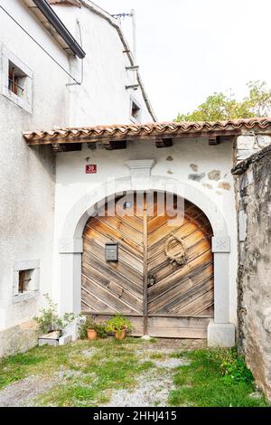 Tradizionale ingresso rustico, grandi porte, nella regione carsica in Slovenia è molto tipico per molti villaggi carsici. Foto Stock