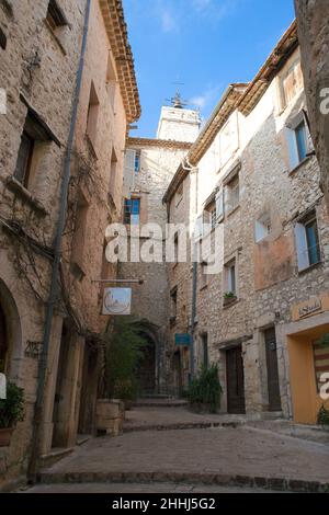 Vicolo di pietra nel villaggio di Tourette sur loup sulla Costa Azzurra Foto Stock