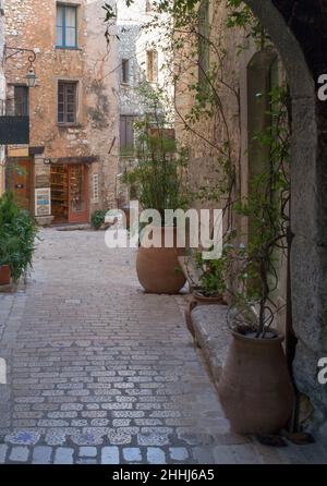 Vicolo di pietra e terracotta nel villaggio di Tourette sur loup sulla Costa Azzurra Foto Stock