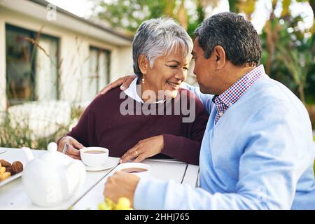 Pensione - più tempo per romanticismo. Scatto di una coppia più anziana felice che ha il tè insieme all'aperto. Foto Stock