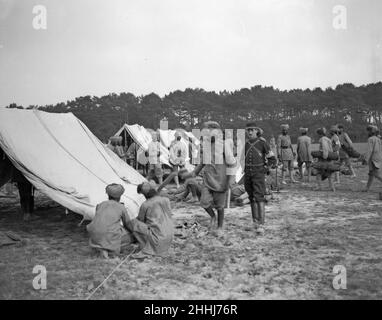 Soldati della Divisione indiana di Lahore del 3rd visti qui pitching campo vicino Orleans, Francia. Circa ottobre 1914 Foto Stock