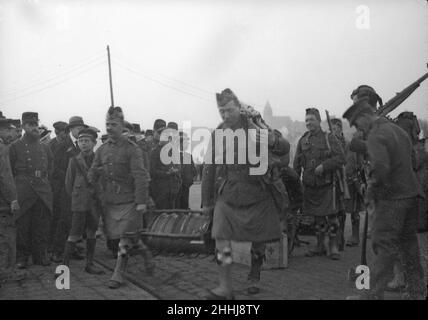 Reggimenti delle Highland della forza d'impedimento britannica visti qui sul porto di Boulogne che scarica rifornimenti e cavalli . Circa agosto 17th 1914 Foto Stock