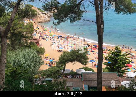 SPAGNA - 12 LUGLIO 2015: Tossa Beach è famosa destinazione in Spagna. Situato a Tossa de Mar, Catalogna sulla riva del Mar delle Baleari in Costa Brava regi Foto Stock