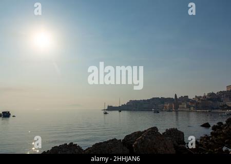 Passeggiata mattutina nella parte vecchia di Gaeta, antica città italiana in provincia di Latina sul mare tirreno Foto Stock