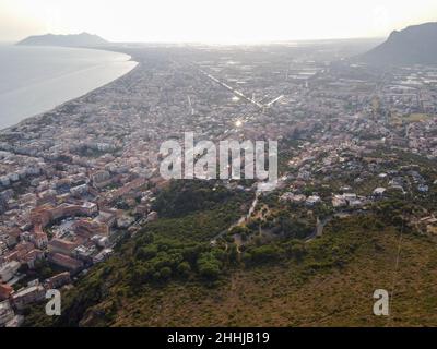 Vista aerea su Terracina, montagne e baia del Mar Tirreno, antica città italiana in provincia di Latina al tramonto Foto Stock