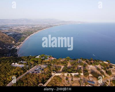 Vista aerea su Terracina, montagne e baia del Mar Tirreno, antica città italiana in provincia di Latina al tramonto Foto Stock