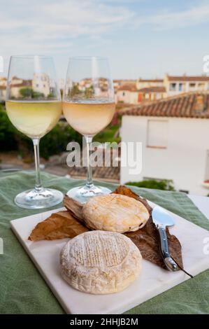 Raccolta di formaggi, semi-duro francese blu roquefort formaggio roquefort da Roquefort-sur-Soulzon, Francia, servito con vino bianco dolce freddo francese, primo piano Foto Stock