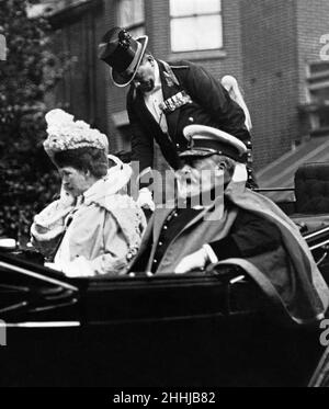 Sua Maestà il re Edoardo VII e sua moglie la regina Alexandra in carrozza reale sulla loro strada per Olympia. Circa 1900. Foto Stock