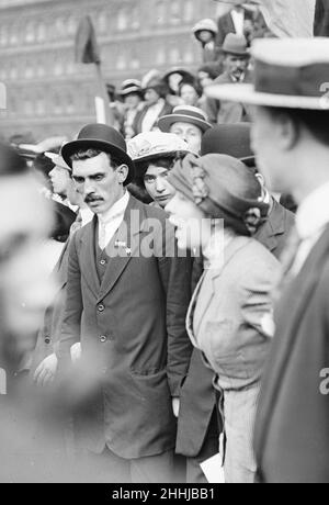 La sig.ra Sylvia Pankhurst, figlia più giovane della sig.ra Emmeline Pankhurst, che ha visto qui a un incontro massacrato delle suffragette in piazza Trafalgar. 28th luglio 1913 Foto Stock