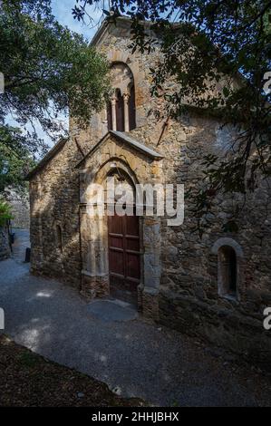 Antica chiesa romanica in pietra chiamata San Nicolò dell'isola a Sestri Levante sulla Riviera Italiana Foto Stock