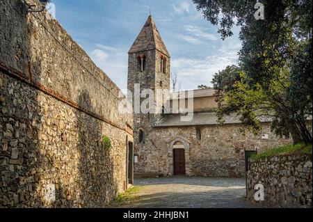 Antica chiesa romanica in pietra chiamata San Nicolò dell'isola a Sestri Levante sulla Riviera Italiana Foto Stock