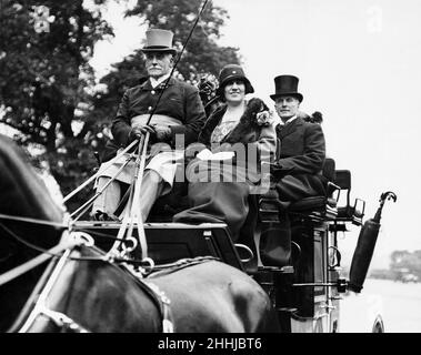 Coaching Club si incontrano a Hyde Park.Sir Leonard Powell e Miss Bramwell sulla scatola al punto di incontro del coaching club di Hyde Park. Circa 1925 Foto Stock