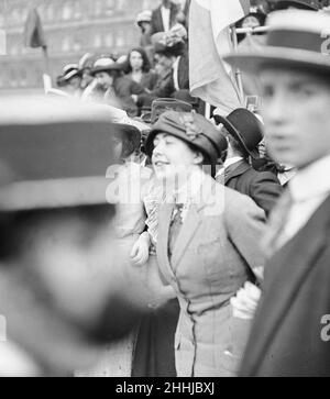 La sig.ra Sylvia Pankhurst, figlia più giovane della sig.ra Emmeline Pankhurst, che ha visto qui a un incontro massacrato delle suffragette in piazza Trafalgar. 28th luglio 1913 Foto Stock