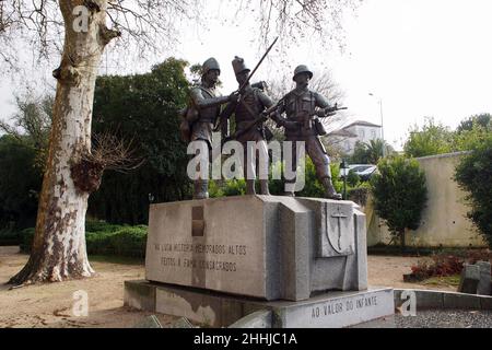 Valor del Monumento di Fanteria, fuori della Scuola pratica di Fanteria ospitata nella parte dell'ex Convento di Mafra, Portogallo Foto Stock