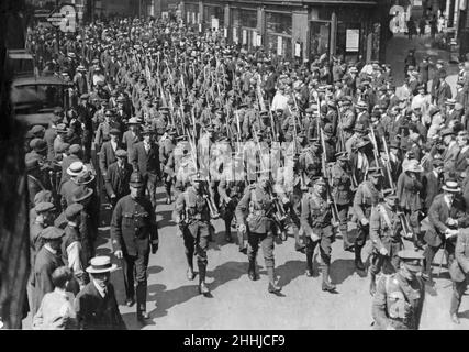 la marcia dell'onorevole Artillery Company. 20th maggio 1919.il cadro del Battaglione del 1st l'onorevole Artillery Company, che ha servito sul fronte occidentale dallo scoppio della guerra nel 1914 visto qui marciare attraverso le strade di Londra alla Mansion House in città, al loro ritorno dalla Francia. Molti dei battaglioni hanno demobinato vecchi compagni accompagnandoli il marzo. Foto Stock