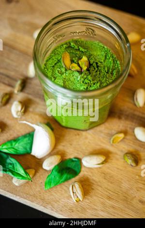 pasta verde vaso di pesto al pistacchio Foto Stock