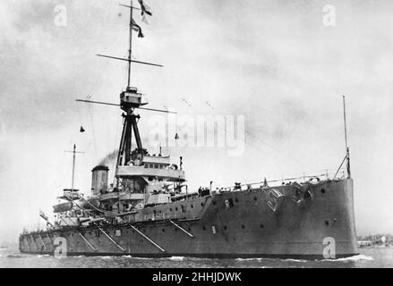 La HMS Dreadnought, una corazzata da 18.110 tonnellate costruita a Portsmouth Dockyard, in Inghilterra, è stata mostrata qui una corazzata della Royal Navy britannica che ha rivoluzionato il potere navale. La sua entrata in servizio nel 1906 rappresentò un marcato progresso nella tecnologia navale che il suo nome venne associato ad un'intera generazione di corazzate, note come 'readnouights'. Durante la prima guerra mondiale, l'HMS Dreadnought servì con lo Squadrone della battaglia del 4th nel Mare del Nord. Il 18 marzo 1915, mentre era in pattuglia, si diramò e affondò il sottomarino tedesco U-29. Dal maggio 1916, Dreadnought fu il fiore all'occhiello dello Squadrone della battaglia del 3rd Foto Stock