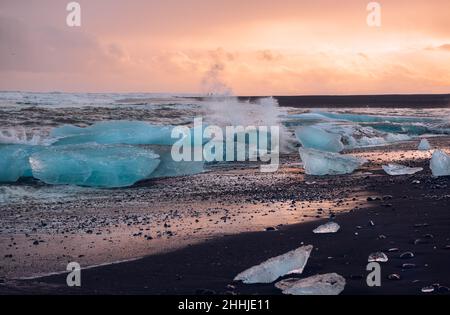 Bellissimo paesaggio di una spiaggia nera con iceberg. Spiaggia con sabbia vulcanica. Famosa spiaggia di Diamond. Vatnajokull Jokulsarlon. Islanda Foto Stock