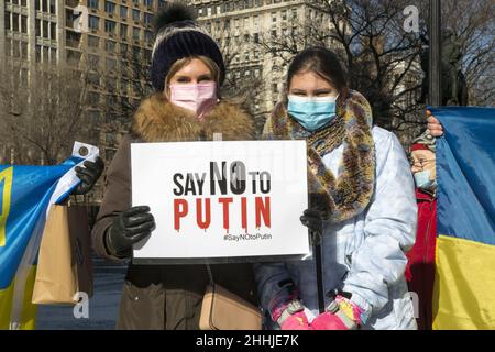 Rally a sostegno dell'Ucraina a Union Square a New York City chiedendo agli Stati Uniti, alla NATO e al resto del mondo di fermare l'aggressione russa di Putin e l'immanente invasione nella democrazia indipendente dell'Ucraina. Foto Stock