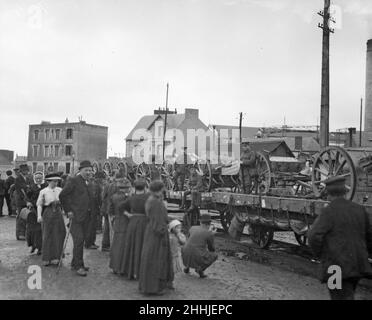 Prima Guerra Mondiale; scoppio Settembre 1914 soldati britannici visti qui, che sorvegliano carichi di artiglieria tedesca catturata, mentre la spedizione attende il carico su una banchina francese. Le armi sono sulla loro strada di ritorno in Gran Bretagna come trofei di guerra. Foto Stock