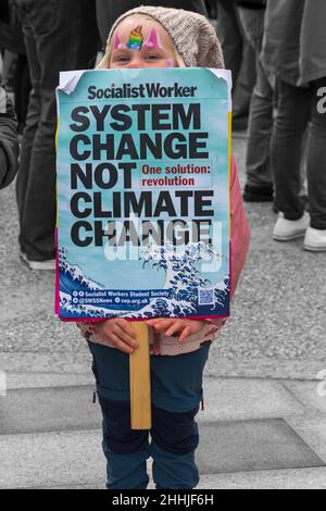 Giovane ragazza che tiene System Change non cambiamento climatico cartello a dimostrazione e marzo per la Giornata Globale d'azione, Bournemouth, Dorset Regno Unito nel mese di novembre Foto Stock