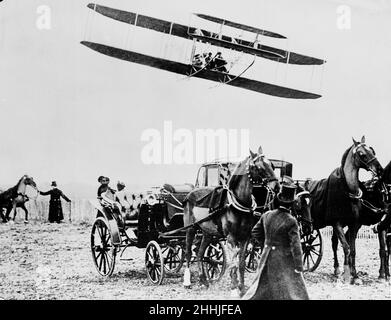 Wilbur Wright in volo a le Mans, 1909. I fratelli Wright hanno organizzato una serie di voli dimostrativi a Pont Long a Pau dal febbraio 1909. 22nd febbraio 1909 Foto Stock