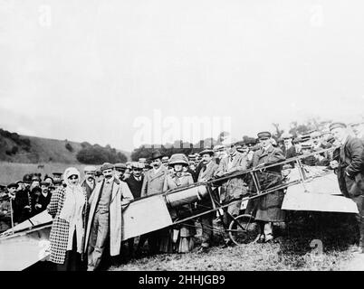 Louis Bleriot è stato il primo uomo a volare attraverso il canale inglese in un aereo a motore, insieme a sua moglie e il suo Bleriot XI, è stato illustrato dopo aver completato la traversata il 25 luglio 1909 sulle scogliere vicino al castello di dover. Ha lasciato Baraques vicino Calais a 4,41am, completando il volo di 26 miglia in 36 minuti per vincere il premio di £1.000 per essere stato il primo a completare una delle grandi sfide manês dell'aviazione. Foto Stock