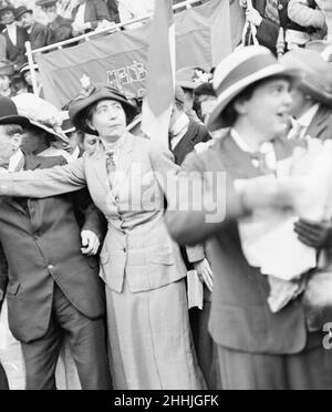 La sig.ra Sylvia Pankhurst, figlia più giovane della sig.ra Emmeline Pankhurst, che ha visto qui a un incontro massacrato delle suffragette in piazza Trafalgar. 28th luglio 1913 Foto Stock