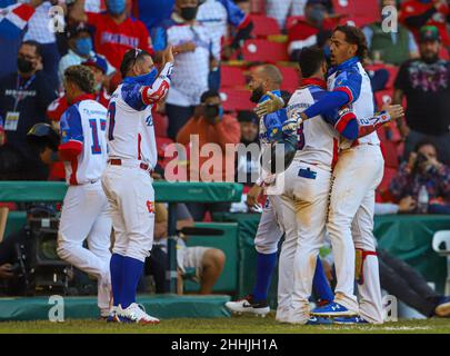 MAZATLAN, MESSICO - FEBBRAIO 05: Ronald Guzman di Las Aguilas Cibaeñas celebrata carrera con Jonathan Villar #3 , i giocatori della Repubblica Dominicana celebrano l'salita nel tabellone due corse a zero su Los Federales de Chiriqui, Durante una partita tra Repubblica Dominicana e Panama come parte della Serie del Caribe 2021 al Teodoro Mariscal Stadium il 5 febbraio 2021 a Mazatlan, Messico. (Foto di Luis Gutierrez/ Norte Foto Foto Stock