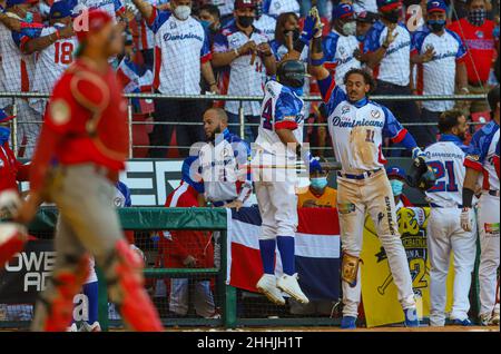 MAZATLAN, MESSICO - FEBBRAIO 05: Ronald Guzman di Las Aguilas Cibaeñas celebrata carrera con Melky Cabrera #14 Jump, salta, Repubblica Dominicana i giocatori celebrano salire sul tabellone due corse a zero su Los Federales de Chiriqui, Durante una partita tra Repubblica Dominicana e Panama come parte della Serie del Caribe 2021 al Teodoro Mariscal Stadium il 5 febbraio 2021 a Mazatlan, Messico. (Foto di Luis Gutierrez/ Norte Foto Foto Stock