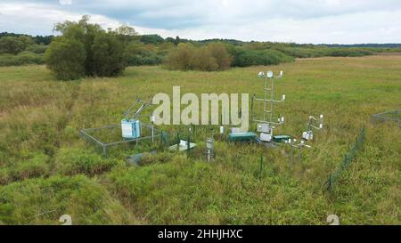 Stazione di ricerca per studiare le zone umide meadows ecosistema drone video aereo girato una stazione meteo palude con salici, ciclo e flusso di carbonio, eddy Foto Stock