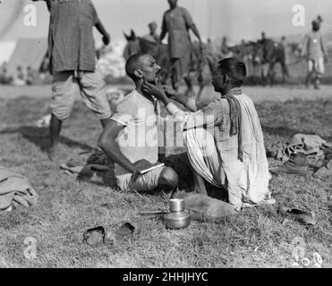 Truppe indiane, nel loro campo di riposo a Marsiglia, visto qui radere prima della sfilata di mattina presto. Settembre 1914 Foto Stock