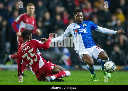 Blackburn, Regno Unito. 24th Jan 2022. Isaiah Jones #35 di Middlesbrough Tackles Tayo Edun #20 di Blackburn Rovers a Blackburn, Regno Unito il 1/24/2022. (Foto di Mike Morese/News Images/Sipa USA) Credit: Sipa USA/Alamy Live News Foto Stock