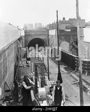 Operai visti qui sugli approcci del Tunnel Rotherhithe nel 1907. Il tunnel non si aprì fino al 1908. Il Rotherhithe Tunnel è un tunnel stradale che attraversa il Tamigi nella zona est di Londra. Collega Limehouse a nord a Rotherhithe a sud. Fu formalmente aperto nel 1908 da George Prince of Wales (in seguito re George V) e Richard Robinson, presidente del London County Council, Foto Stock